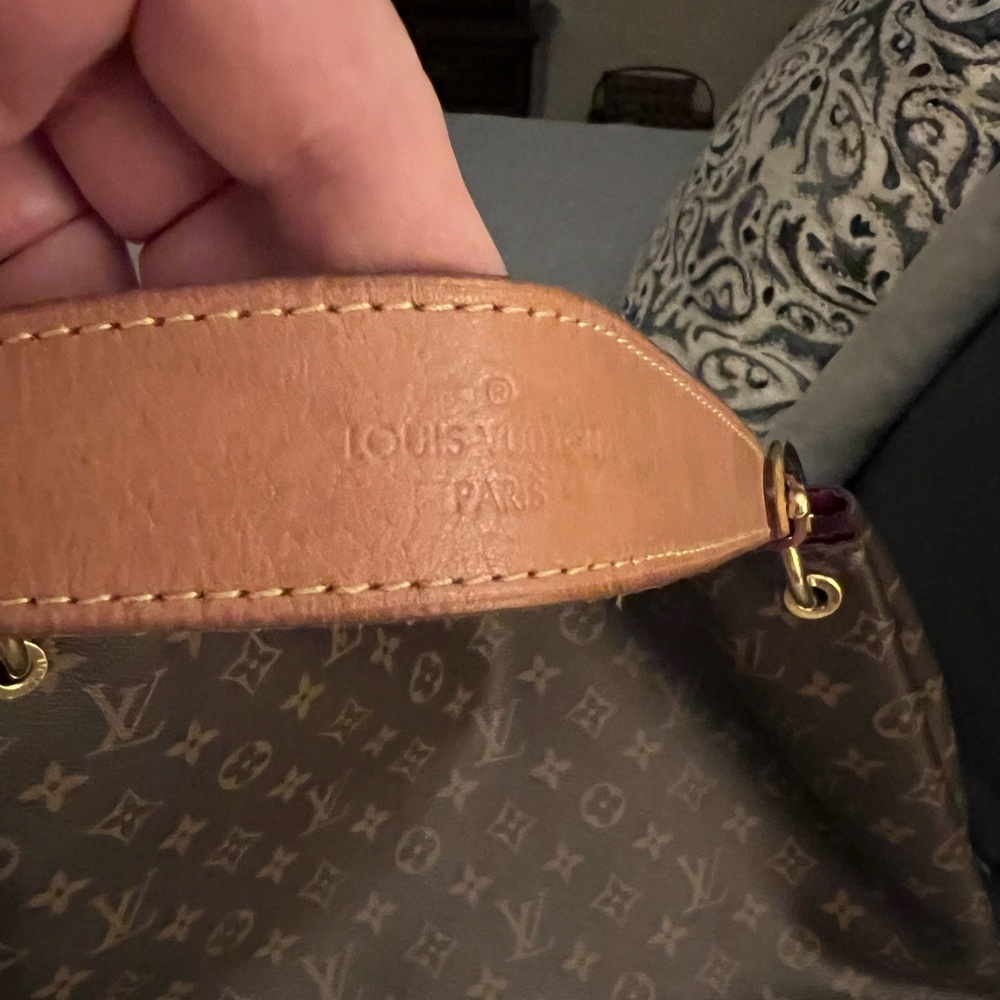 A beautiful LV Graceful M. Purchased at LV NYC. Used maybe a dozen times. Great! - Picture 6 of 7